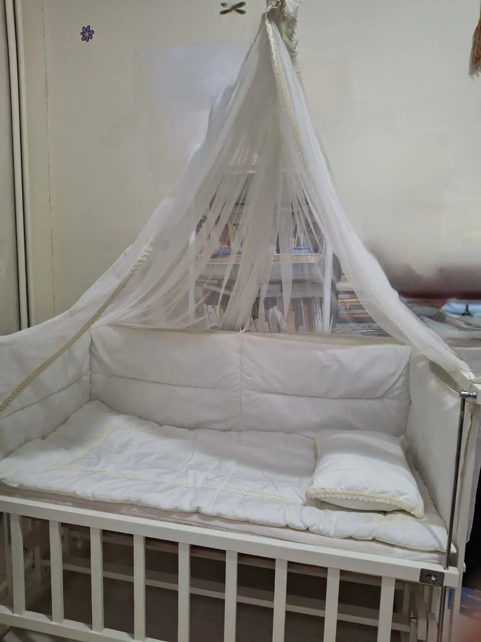 تخت و گهواره کنار تخت مادر  — تصویر ۲