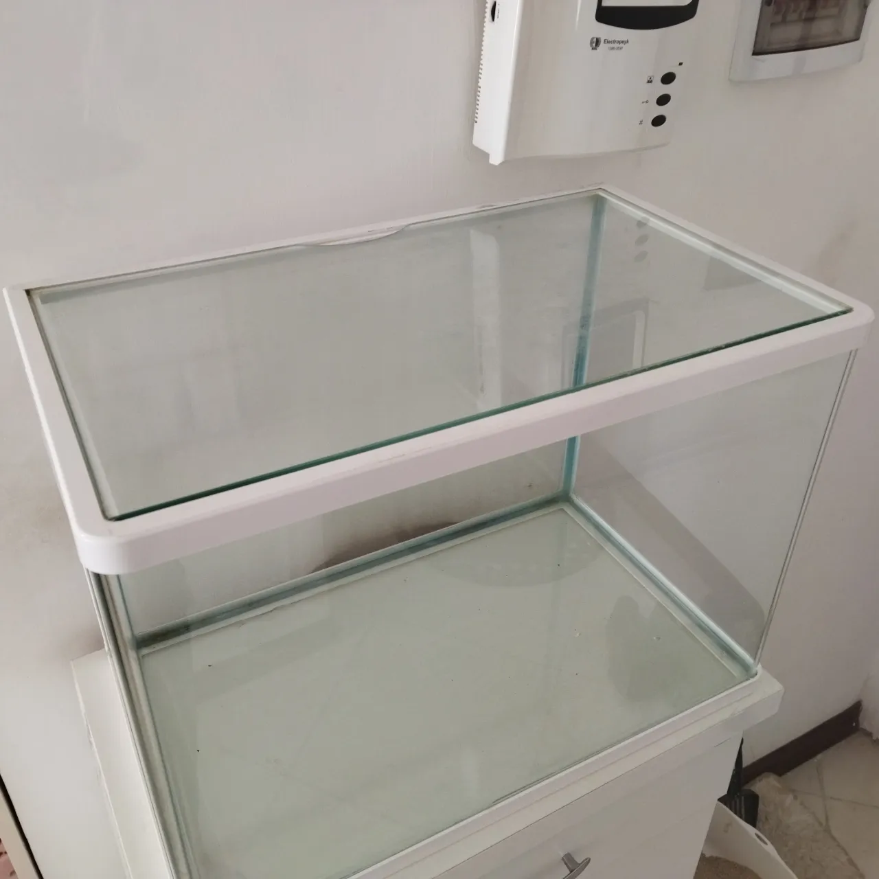آکواریوم شیشه خم شرکتی با در شیشه ای — تصویر ۳