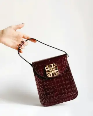 کیف دستی چرم طبیعی طرح کروکودیل، زرشکی با قفل طلایی — مدل رها